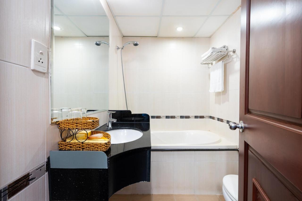 Lucasta Saigon Hotel Хошимин Екстериор снимка