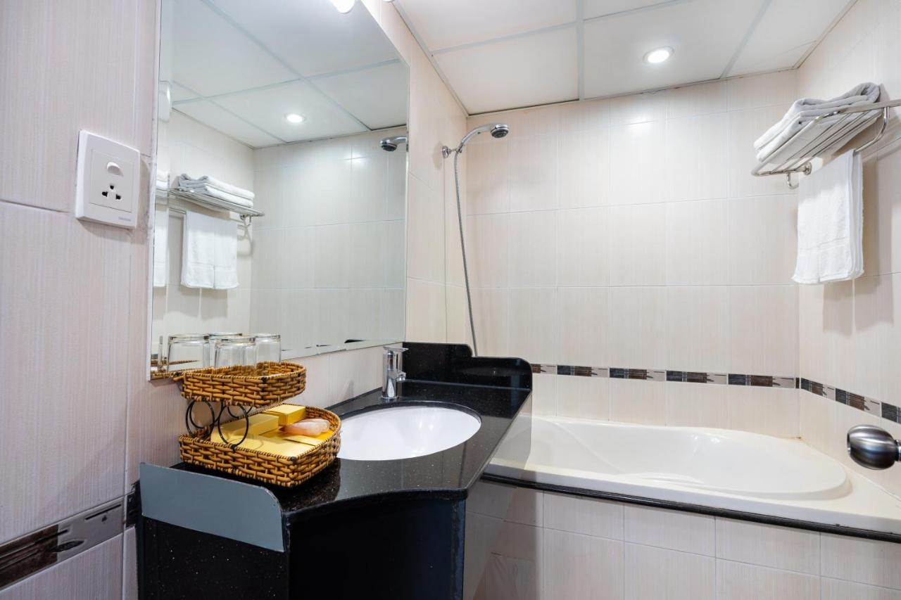 Lucasta Saigon Hotel Хошимин Екстериор снимка