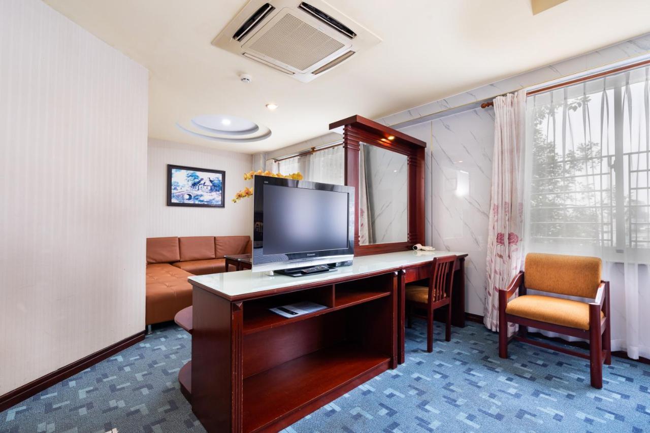 Lucasta Saigon Hotel Хошимин Екстериор снимка