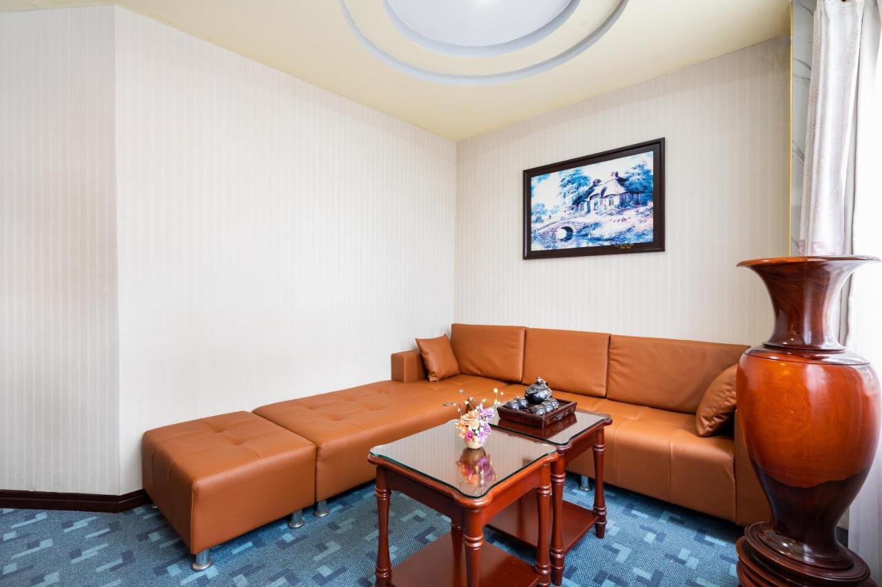 Lucasta Saigon Hotel Хошимин Екстериор снимка