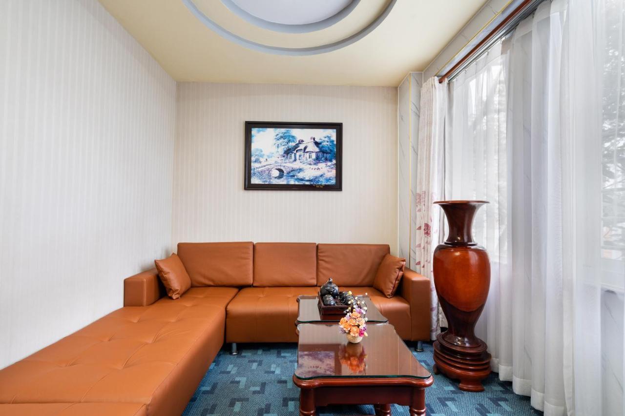 Lucasta Saigon Hotel Хошимин Екстериор снимка